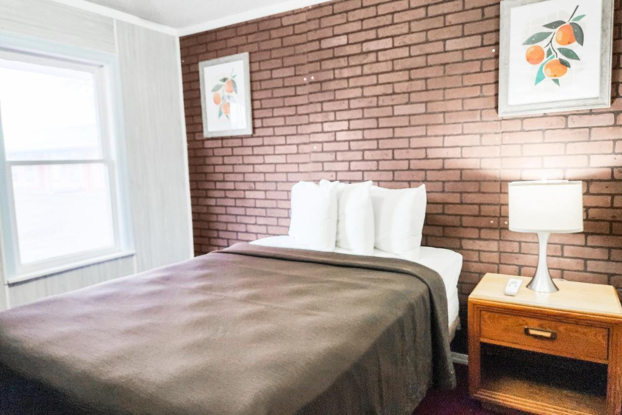 Oyo Hotel Colby, Ks Buitenkant foto